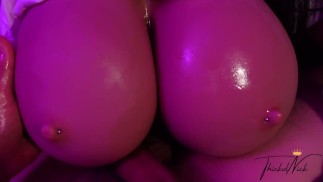 O melhor sexo de peito em sua camiseta branca! Peitos Enormes e Azeitados, Cum Moans