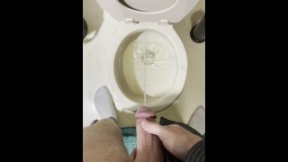 Novinha hétero mijando muito