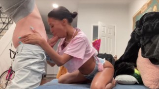 Petite Ebony cutie deepthroats, kwijlt en aanbidt een lange, Thick blanke lul