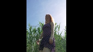 Adorável menina fora da caminhada & flash Sem sutiã & calcinha