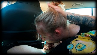 Boquete arriscado no carro durante a viagem de táxi