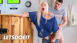 HORNY HOSTEL - Cheating vriendin Arteya wordt geneukt door de Bell jongen