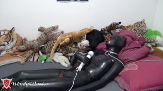 Vastgeketend en vergrendeld in condoom catsuit