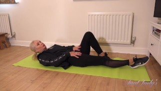Aunt Judy's - 49 jaar oude petite Blonde MILF Francesca - Hot yoga workout