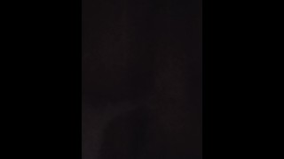Brillo en las uñas oscuras