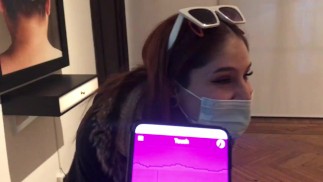 Jouer avec un vibromasseur dans une galerie d’art