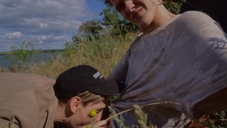 Summer plaisir de deux jeunes mecs. Sucer au bord de la mer