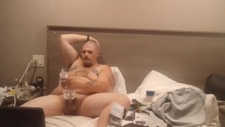 Скучно в одиночестве, трахаю мою плоть,