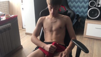 NOVINHA SE MASTURBANDO COM UM PLUG NO CUZINHO