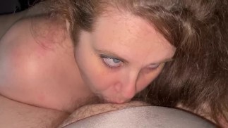 Blauwogige BBW deepthroat lul totdat hij klaarkomt en niet stopt!