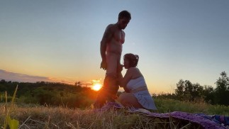 Sesso all'aperto in cima al tramonto di montagna. (feat Tarrant e Alice)