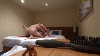 wideo pokojówka jeździ i bierze szorstkie ciasto z kremem