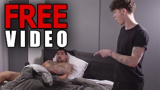 DadCreep - 拉丁裔继父将他的轴插入他纹身的继子的屁眼里并用力钻他