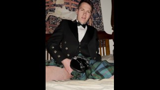 apenas um menino escocês usando seu kilt ;)