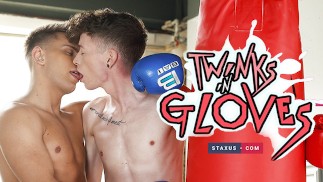 STAXUS: Twinks in handschoenen scène 1: Jonge en hete kerels hebben plezier na workout