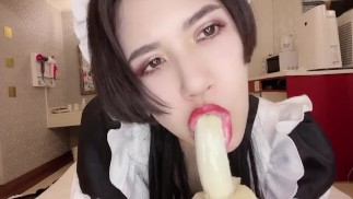 Léchages sexy de banane et de crème fouettée