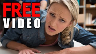 Shoplyfter-スキニー Blondeキューティー Emma Hixはトラブルから抜け出すためにセキュリティ担当者に彼女の猫を与えます