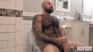 BAREBACKTHATHOLE Hunk peludo Atlas Grant se masturba sozinho