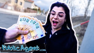 Государственный агент тратит свои деньги на работающую девушку, которая делает отличный минет и жестко трахается