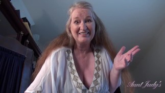 Ciocia Judy - Twoja 61-letnia cycata macocha GILF Maggie daje ci ręczną robotę (POV)
