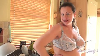 Ciocia Judy's Big Tit MILFs - Cycata dojrzała mamuśka Eva Jayne daje ci JOI w kuchni