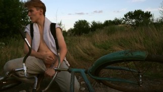 ciclismo de verano. mamada caliente mientras anda en bicicleta