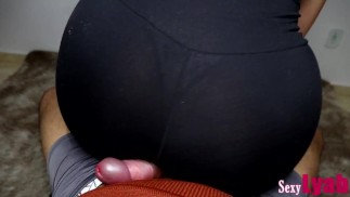 Gorąca latynoska daje assjob lap taniec w obcisłych czarnych legginsach