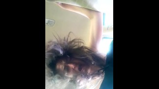Právě jim bylo 18 let chtěl velký nevlastní bratr, aby jí ukázal, jaké to je dosáhnout orgasmu