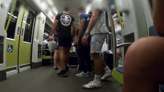 人々は文字通り地下鉄で私のボールを見て、私は自分自身を抑えることができず、私は自分のペニスを取り出します
