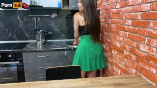 Joven madrastra e hijastro. Traicionó a su padre. "Lo siento, papi, ¡pero ella está demasiado caliente!"