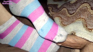 Les jambes les plus sexy de PornHUB. Branlette avec chaussettes