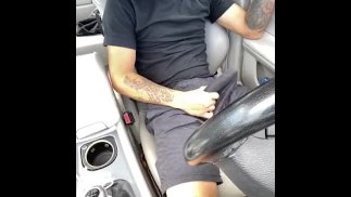 Tady na veřejnosti , když jsem sledoval kluky , jak přecházejí do tělocvičny , zatímco jsem se sám dotýkal 
