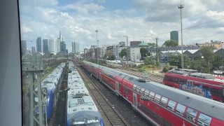 Viaggiatore arrapato si masturba un cazzo peloso e spesso nell'armadio del treno