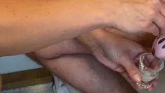 Ordenhando seu clitóris maricas, femdom próstata ordenha, fazendo-o beber seu próprio esperma