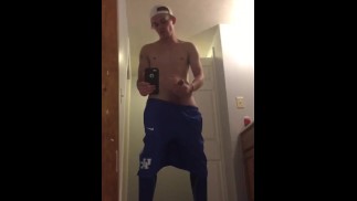 セクシーな筋肉質の男は彼のファンのために彼の巨根をけいれん