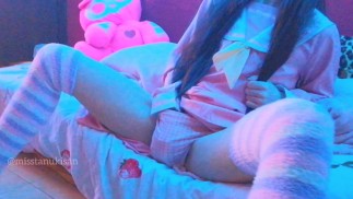 両親が家にいるときにかわいいアジアの女の子が彼女の猫に触れて抱き枕をぶつけます