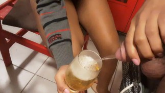 Wznoszenie toastu za naszą miłość filiżanką żółtych sików 20/08/2022