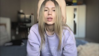 Cutie mostra seu corpo e ajuda o namorado a gozar depois do sexo apaixonado.