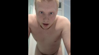 Pierdzenie w twarz moich niewolników w łazience