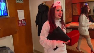 BUSTY DOCTOR A DES SEXES AVEC SON PATIENT COVID