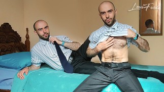 Behaarter Geschäftsmann Striptease, Finger Großer Arsch, Wichsen Und Abspritzen Von LouiFerdi