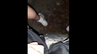 溜冰者在公共场合的废弃地方抽搐