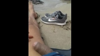 Mastubacja na świeżym powietrzu na plaży