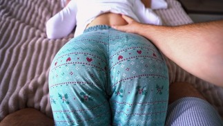 La sorellastra ha chiesto un massaggio e ha iniziato a fare sesso