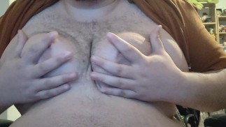 Je joue avec mes moobs de super chubby