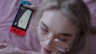 Nevlastní sestra si chtěla hrát s konzolí, ale já jsem jí zaplavil sperma do zadku. Karneli Bandi.
