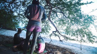 Filles alternatives SHIBARI - action de corde kinbaku publique en plein air avec des jeunes femmes tatouées - bondage