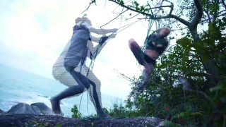 TATTOO piercing dredhead dívka dostane svázané LILY LU na veřejné pláži - kinbaku, shibari, otroctví