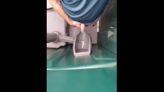 Faire pipi dans un urinoir port-a-potty, pisser avec un petit pénis