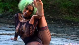 ASMR PIES ADORACIÓN DIOSA SPIRTUAL QUE EN SINTONÍA CON SU CUERPO EN LA NATURALEZA CON PIES BONITOS